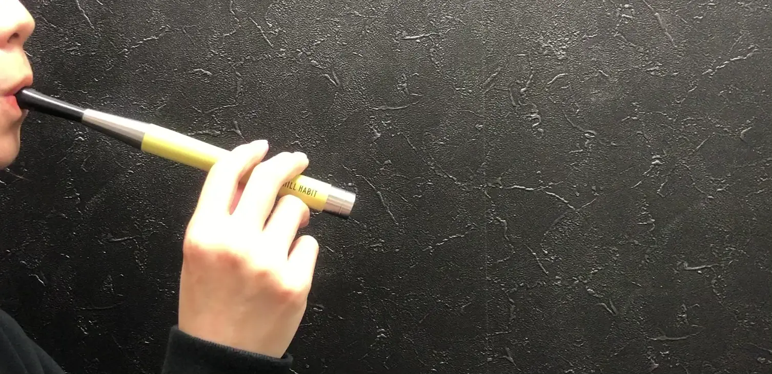 レモンドロップを吸っている動画