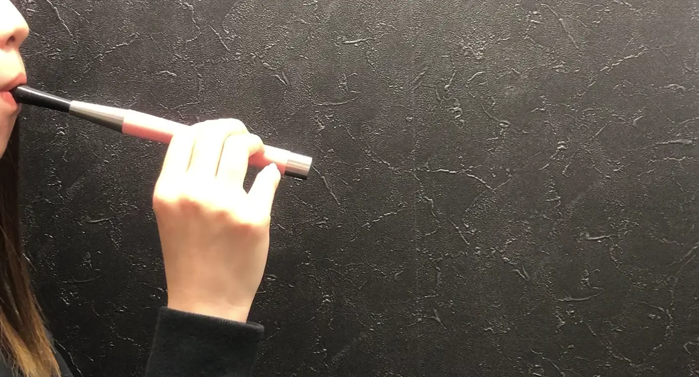 ストロベリーシェイクを吸っている動画