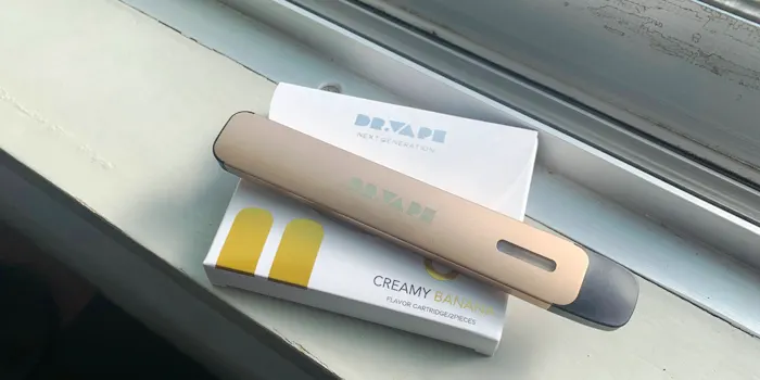 窓際に置かれたドクターベイプ2とフレーバー