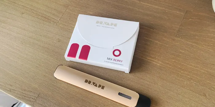 テーブルの上のドクターベイプ2とフレーバー