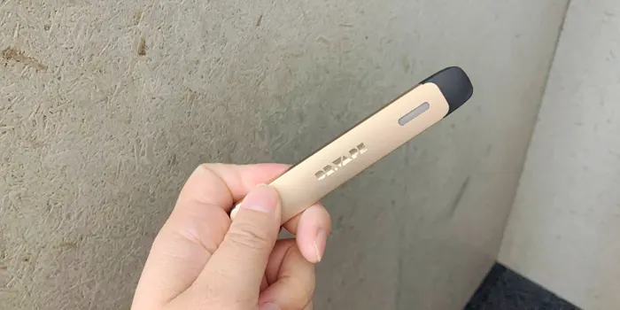 ドクターベイプ2を手に持っている人