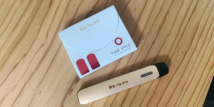 テーブルの上のドクターベイプ2とフレーバー