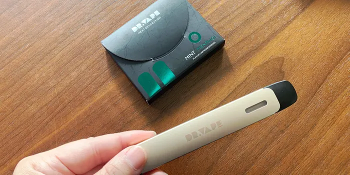 テーブルの上のドクターベイプ2とフレーバー