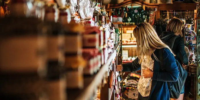 ミックスフレーバーをお店で探す女性