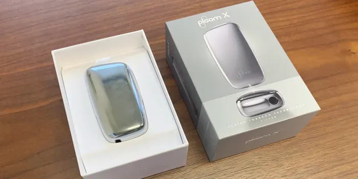 プルームXの本体と外箱
