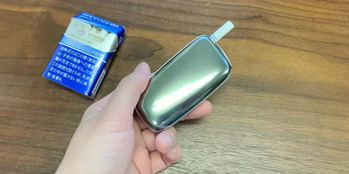 プルームXの本体を持つ手とフレーバー