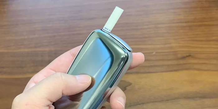 たばこスティックが刺さったプルームXの本体