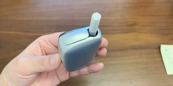 たばこスティックが刺さったプルームXの本体