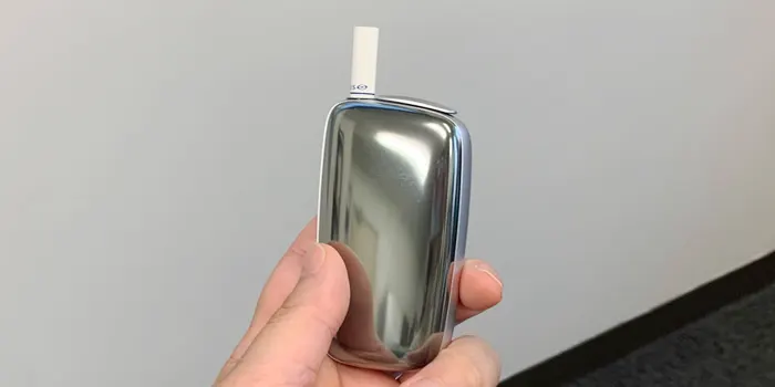 たばこスティックが刺さったプルームXの本体