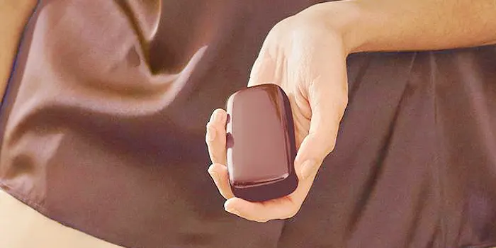 プルームXの本体を持つ人