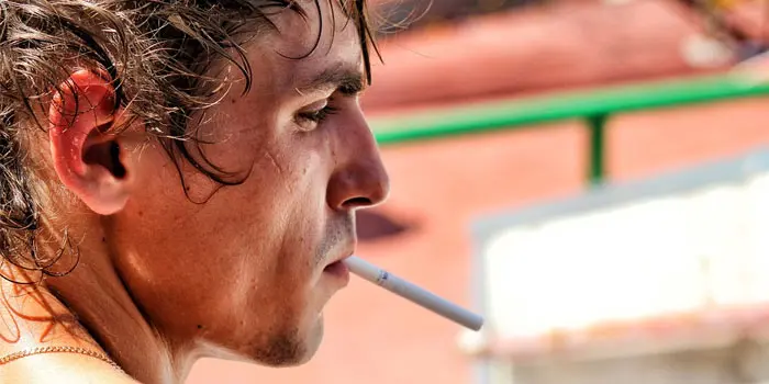 ダサいと思われないかっこいいタバコの持ち方と吸い方