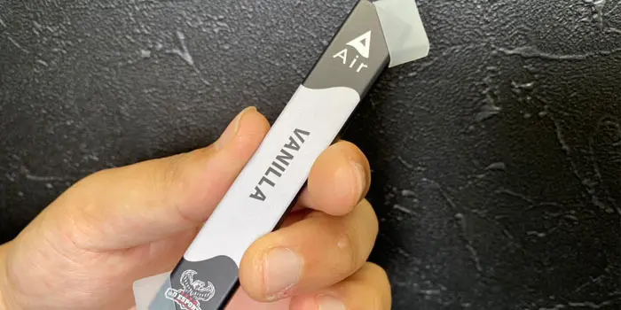 エアーミニの透明のシリコンキャップを外している画像