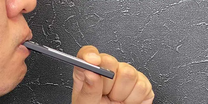 エアーミニを咥えてゆっくりと吸い込むイメージ画像