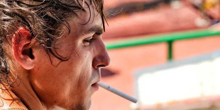 実は喫煙している男性芸能人をランキング