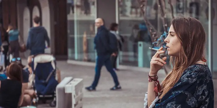 実は喫煙している女性芸能人をランキング