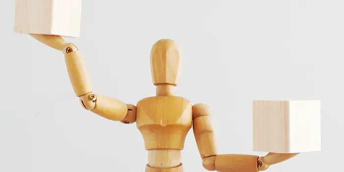 違いを比較する人形