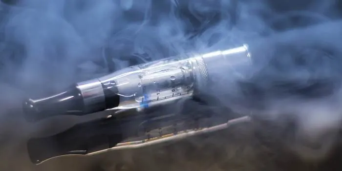 煙が出る電子タバコ