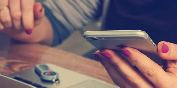 スマホの画面を確認する人