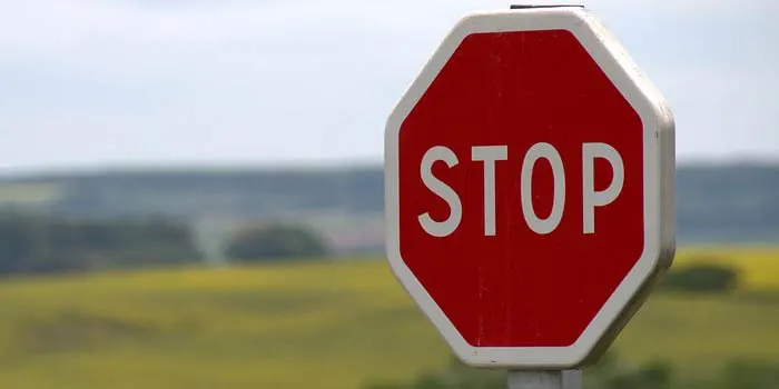 STOPと書かれた看板