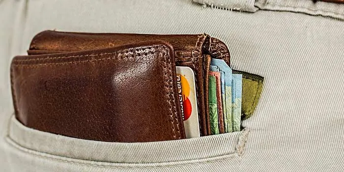 ポケットに入った二つ折り財布とカード