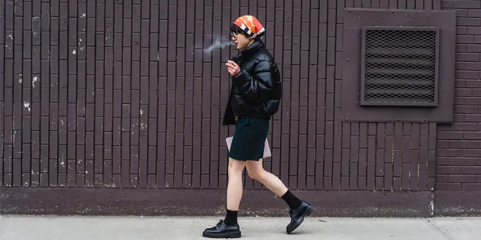 歩きタバコのイメージ画像