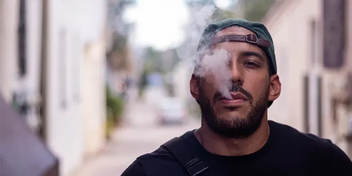 路上で電子タバコを吸うイメージ画像