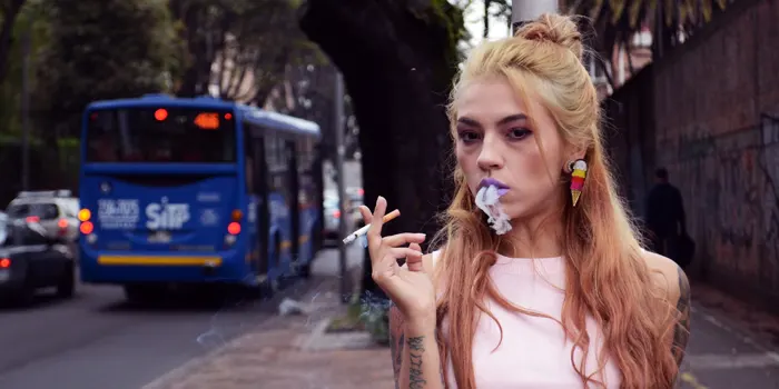 歩きタバコのイメージ画像