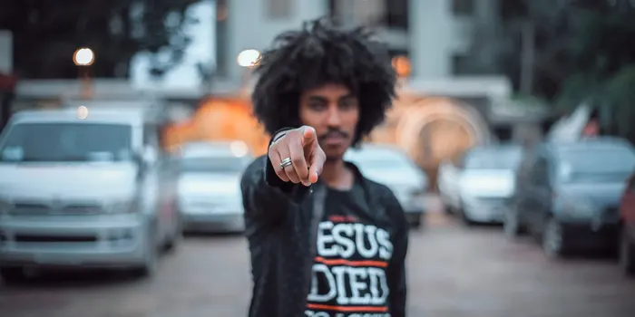 歩きタバコを注意している場面のイメージ画像