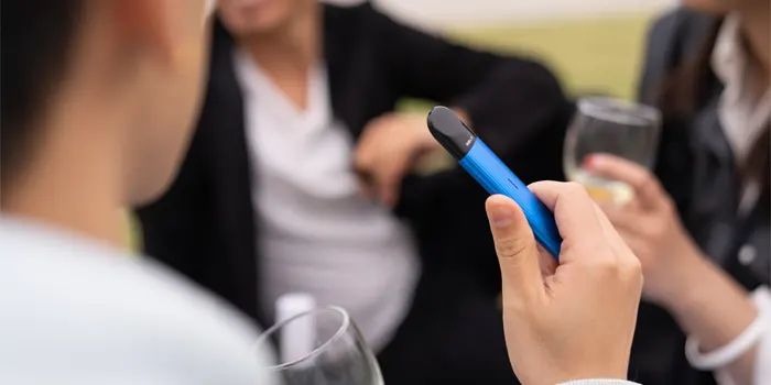 電子タバコを吸っているイメージ画像