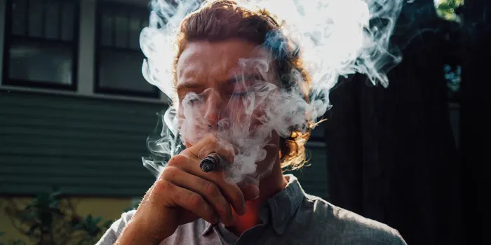 葉巻の喫煙イメージ画像