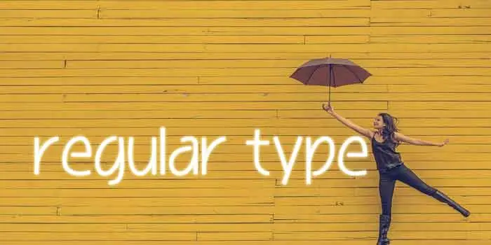 傘を差した女性に英語でレギュラータイプの文字