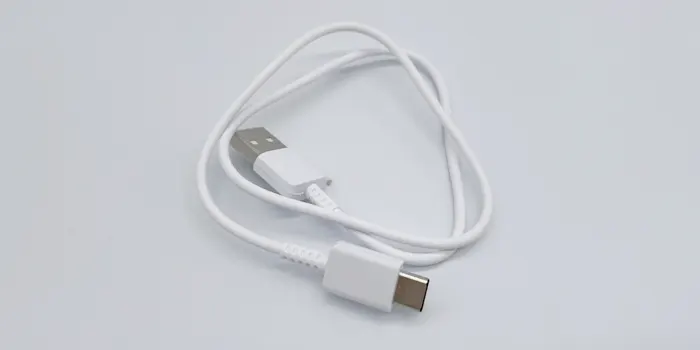 グローの内容物その3充電器