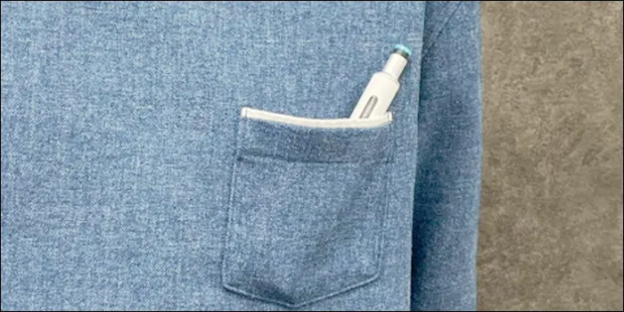 胸ポケットにプルームテックプラスを入れた様子