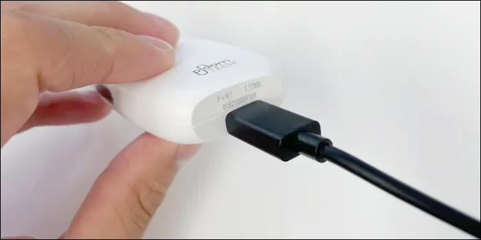 プルームテックプラスウィズを充電するシーン