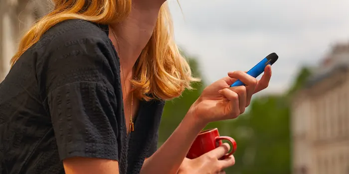 電子タバコを吸う女性