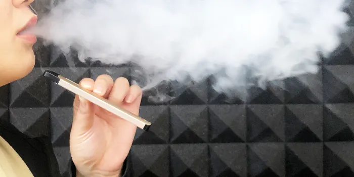 ドクターベイプ2を吸う写真