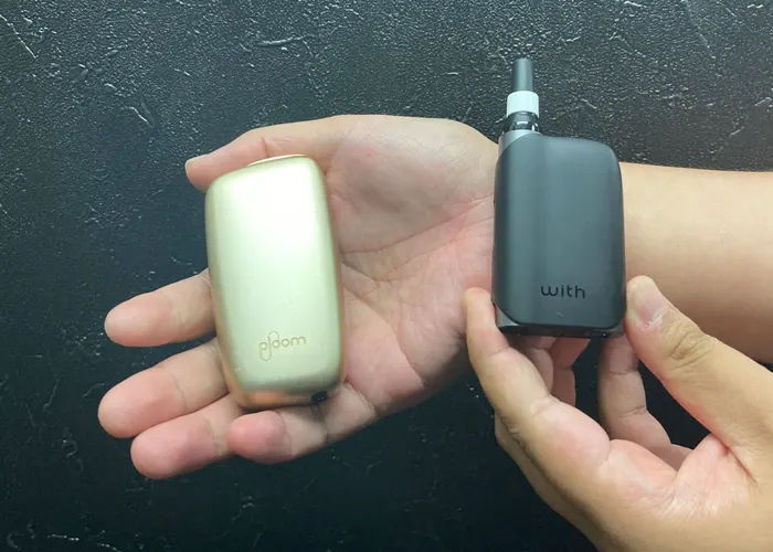 ウィズ2とプルームXを手に持つ写真