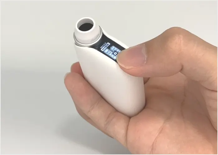 ウィズ2を手に持つ