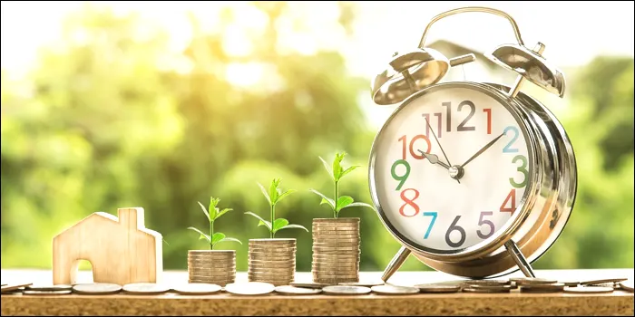 積み上がったコインと時計