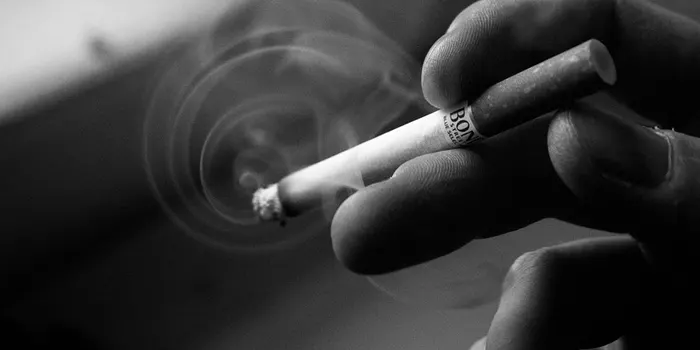 タバコを持つ手