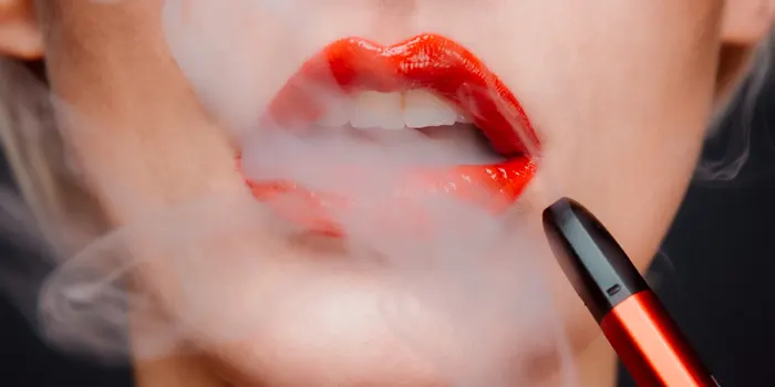 電子タバコを吸っている女性