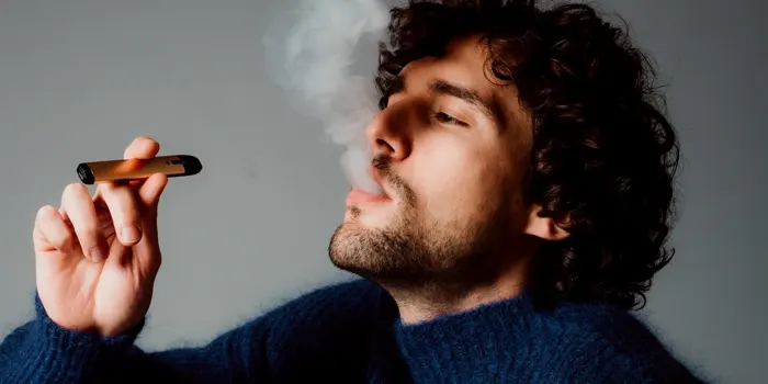 電子タバコを吸っている男性