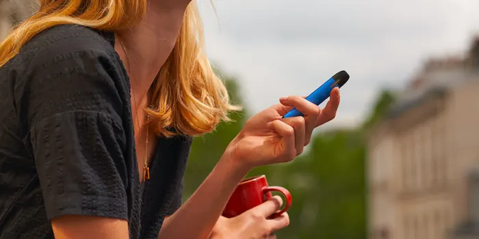 電子タバコを吸っている女性