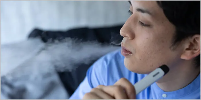 ドクターベイプ2を喫煙する男性