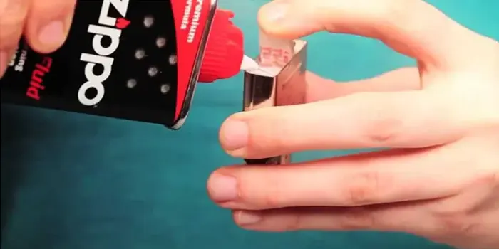 ジッポオイルを入れている画像