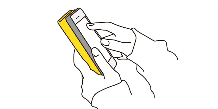 スマホを触っている手のイラスト