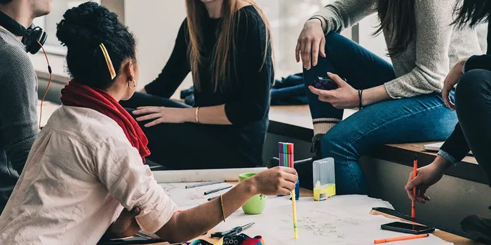会議をしている男性と女性複数人
