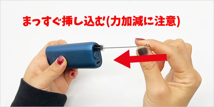 クリーニングドアからクリーニングスティックを挿し込んでいる画像