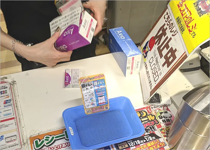 アクシアをドンキホーテで買っている様子