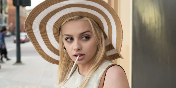 タバコを吸っている女性のイメージ画像